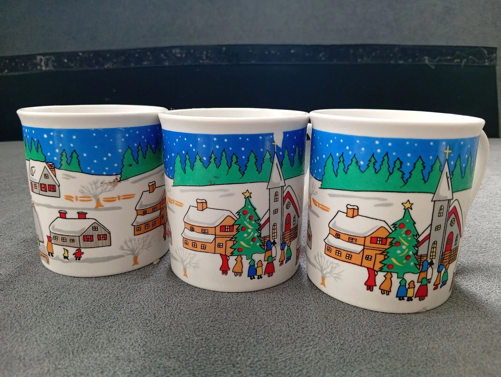 Set of 3 vintage Christmas snowy village decorated cups/mugs - Height 8.5 cm – photo 3